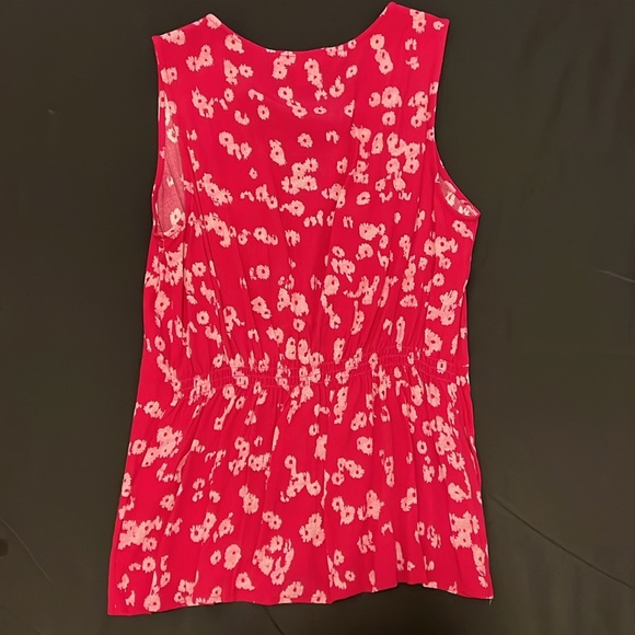 Fun, bright pink and white sleeveless shirt - Picture 2 of 3